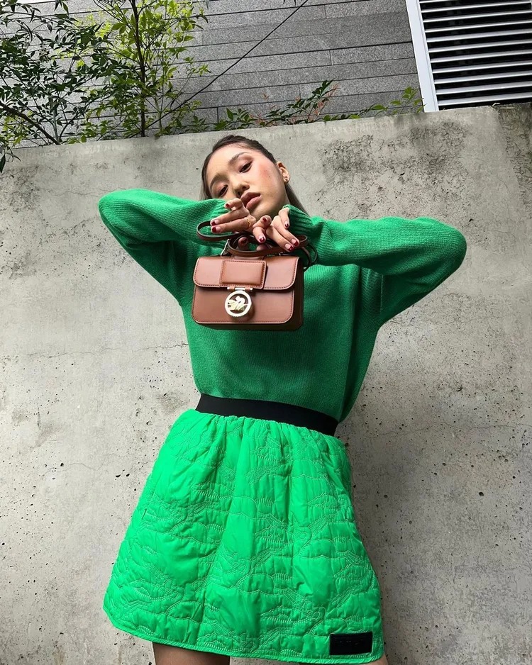 韓國女團OH MY GIRL成員Mimi金美賢，以LONGCHAMP秋冬系列鮮明亮眼的高領毛衣和尼龍短裙造型搭配精巧可愛的迷你Box-Trot。翻攝mimmiiiya IG