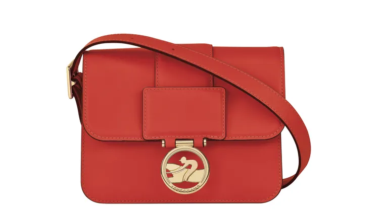 Box-Trot系列亮橘色小型款斜背包，2萬1900元。品牌提供