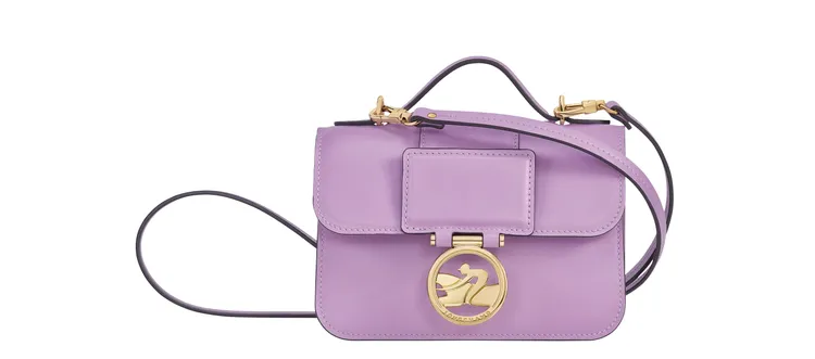 Box-Trot系列紫丁香色迷你款手提斜背包，2萬800元。品牌提供