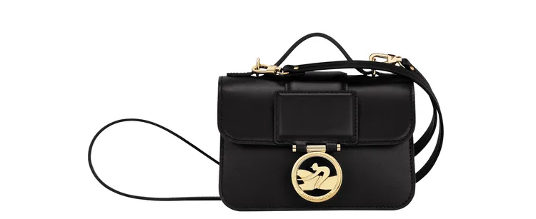 Box-Trot系列黑色迷你款手提斜背包，2萬800元。品牌提供