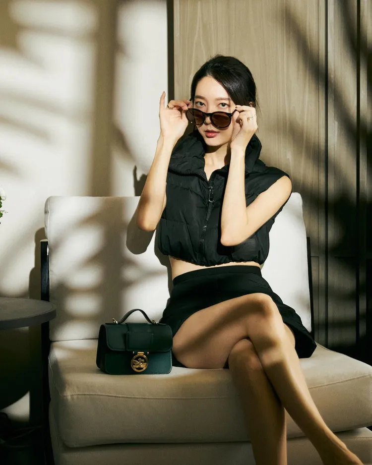 時常於社群平台分享穿搭的女星宋米秦，以沉穩黑色尼龍套裝搭配Box-Trot系列柏綠色迷你包，展現女人味。翻攝miqinddawoon IG
