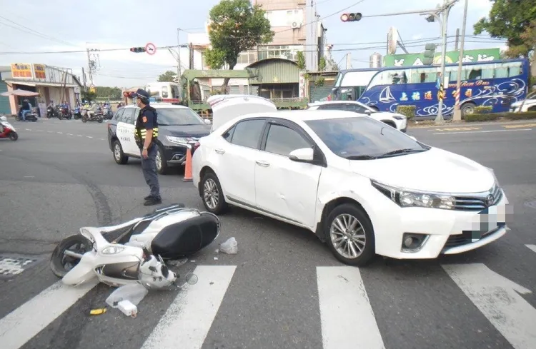 右轉汽車與直行機車碰撞，騎士幸僅輕傷。讀者提供