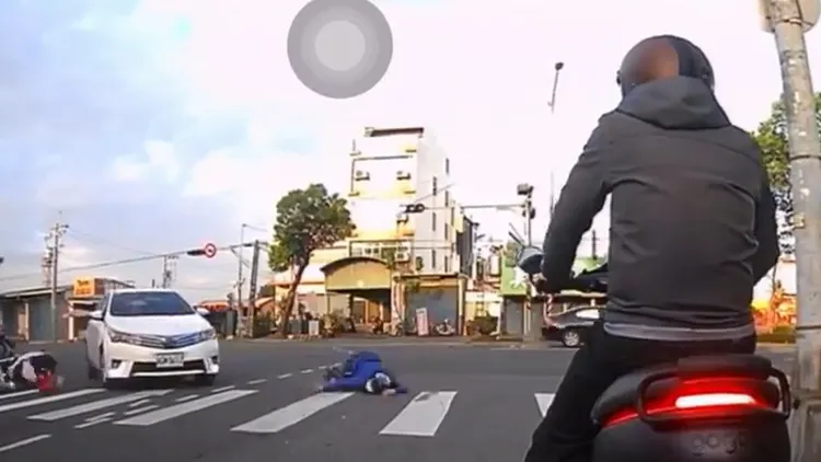 騎士跌落趴在地上。翻攝臉書《八卦村》