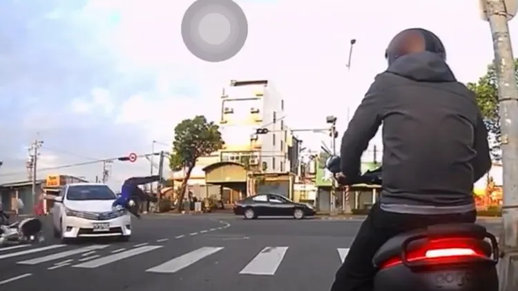 機車騎士翻過引擎蓋。翻攝臉書《八卦村》