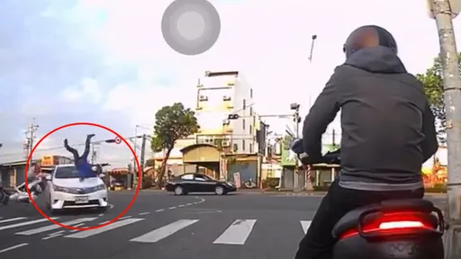 右轉轎車、直行機車碰撞 影片曝光!空中轉體驚呆路人