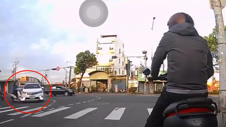 汽車右轉，直行機車攔腰撞上。翻攝臉書《八卦村》