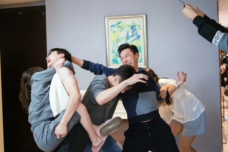 謝祖武（中）怒抓商鈞頭髮。TVBS提供