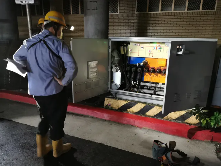 台電人員查看電箱。陸運鋒攝