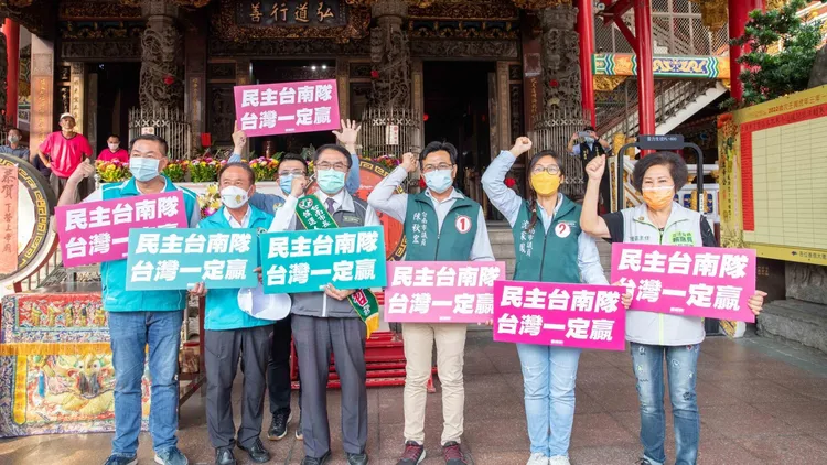 黃偉哲選在下營上帝廟出發，象徵會贏。黃偉哲競總提供