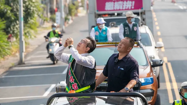黃偉哲沿途拜票，向鄉親打招呼懇請支持。黃偉哲競總提供