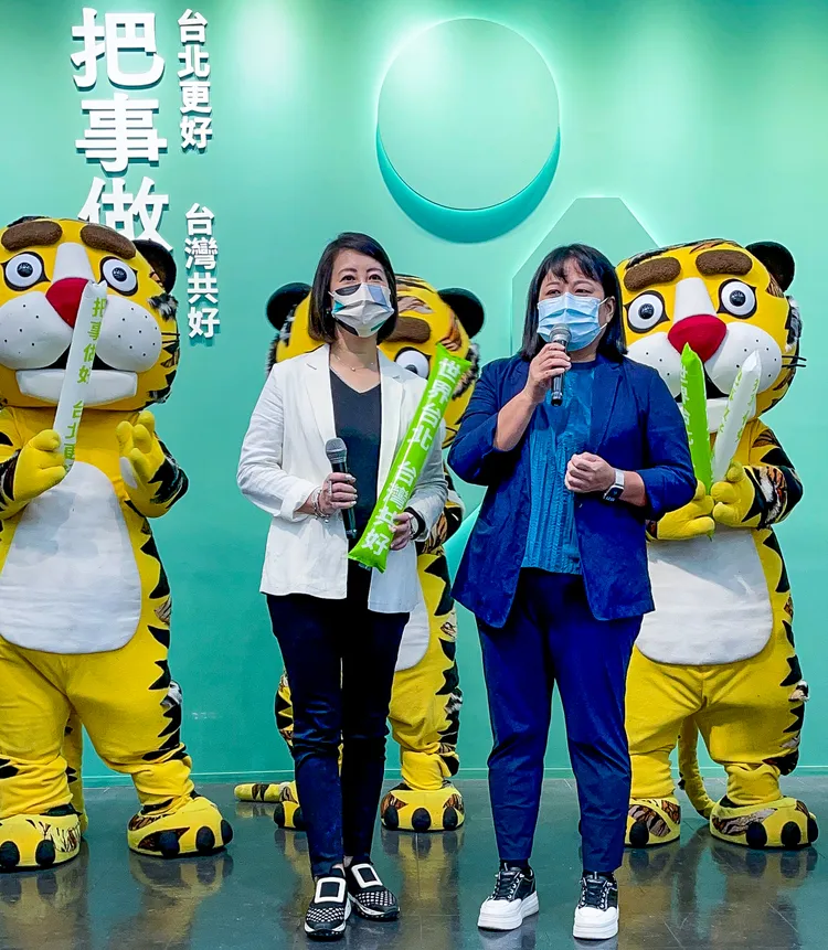 吳思瑤（左）喊話大家保持理性。賴昀岫攝