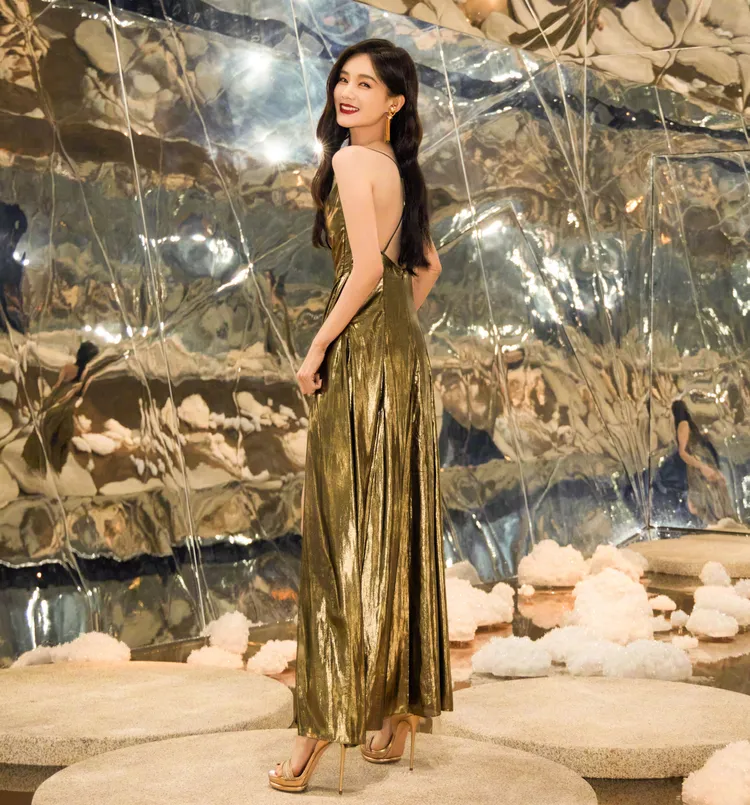 李一桐白拋拋幼綿綿美背。翻攝李一桐微博