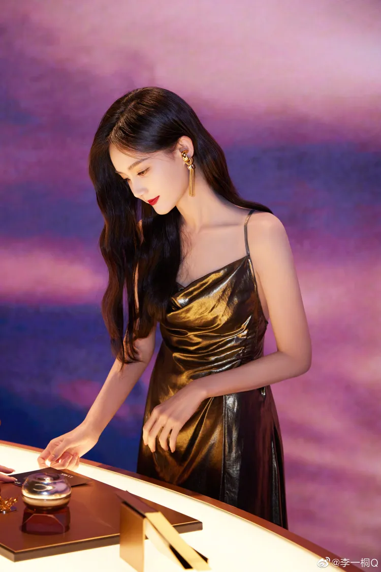 李一桐展現骨感美。翻攝李一桐微博