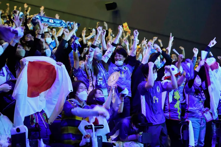 日本球迷群聚觀賽，大家全換上日本隊衣。美聯社