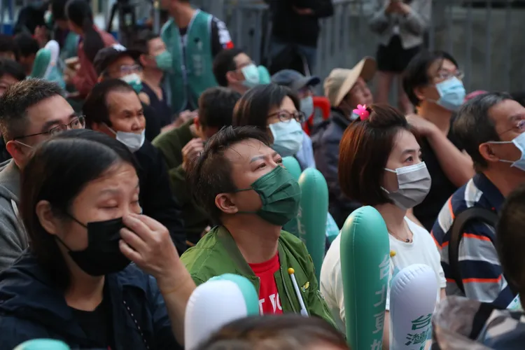 民眾眉頭緊皺地看著開票直播。鄭孟晃攝