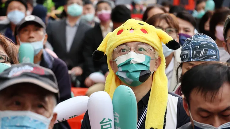 支持者頭戴皮卡丘頭套觀看開票。葉志明攝
