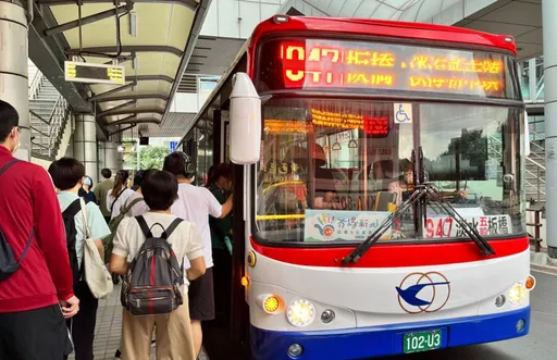 公車門夾傷乘客要負責！交部修法11/18上路　司機最重吊照半年