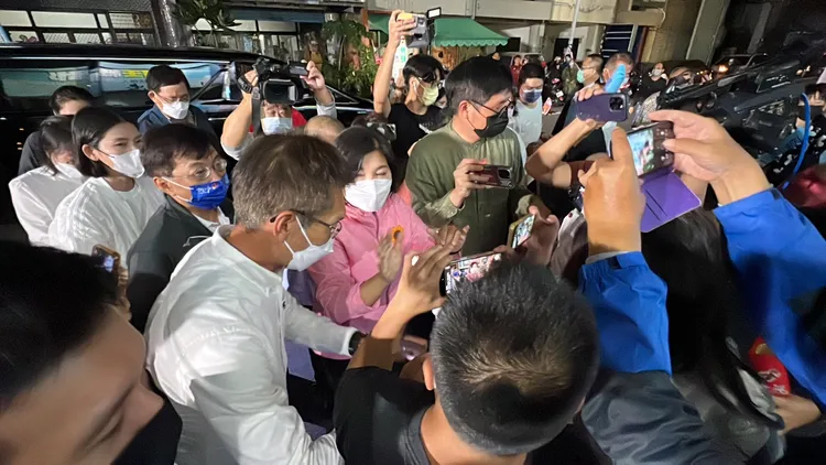 張麗善抵達競總自行發表當選，為眾多熱情支持者熱情包圍簇擁。魏嘉良攝