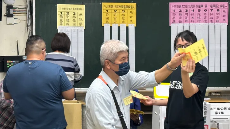 雲林617投開票所下午4點準時進行開票。魏嘉良攝