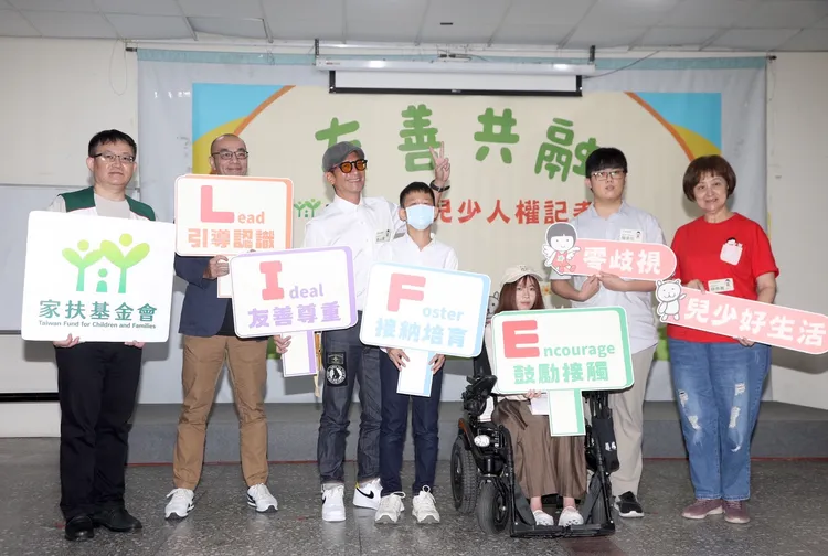 高山峰（左三）和兒子恩恩出席公益活動。陳明中攝