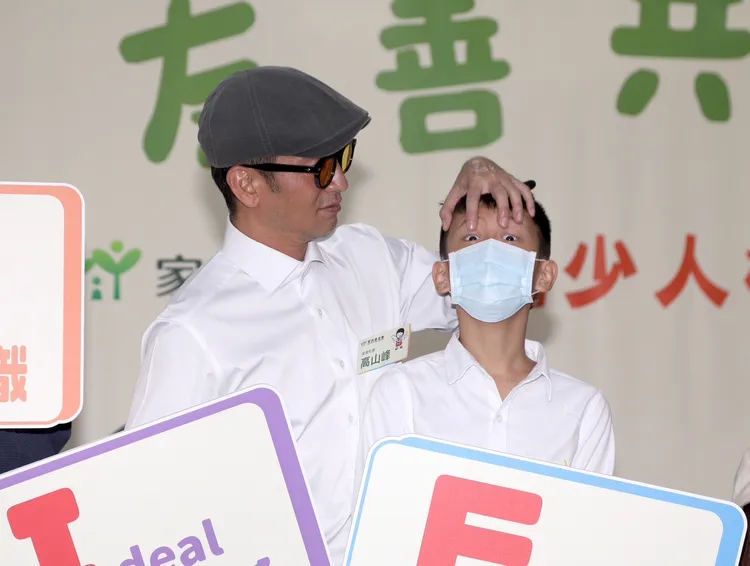 高山峰（左）和兒子互動可愛爆笑。陳明中攝