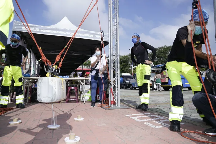 會場由風電大廠格緯旭風提供離岸風電高空作業桁架讓民眾模擬體驗。明新科大提供