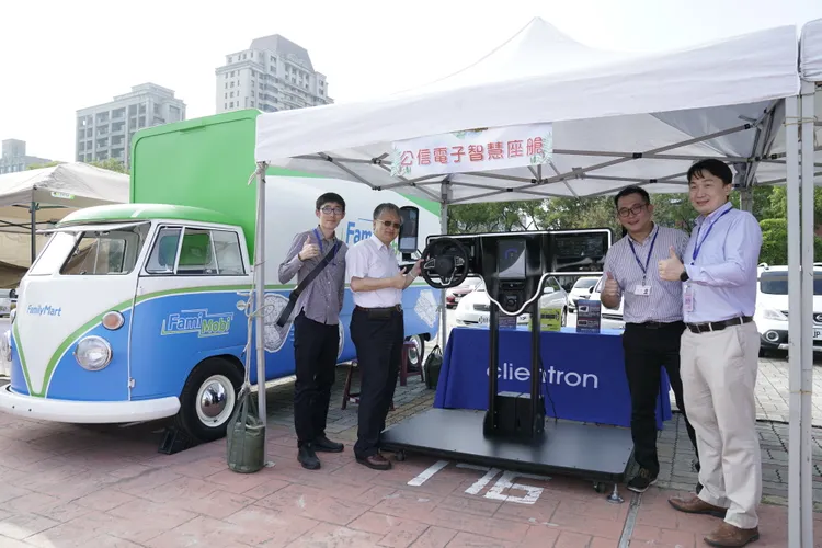 公信電子與全家超商合作的「Fami Mobi」行動，展示AI行動商店。明新科大提供