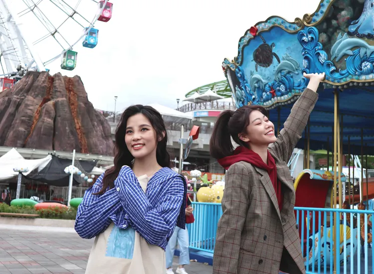 李佳歡（左）與蔡恩雨到兒童樂園出外景。游手好弦娛樂提供