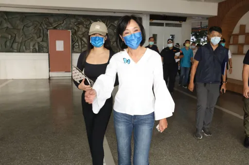 柯志恩偕正妹女兒投票　戴藍蝴蝶胸針現身「盡力做、接受任何結果」