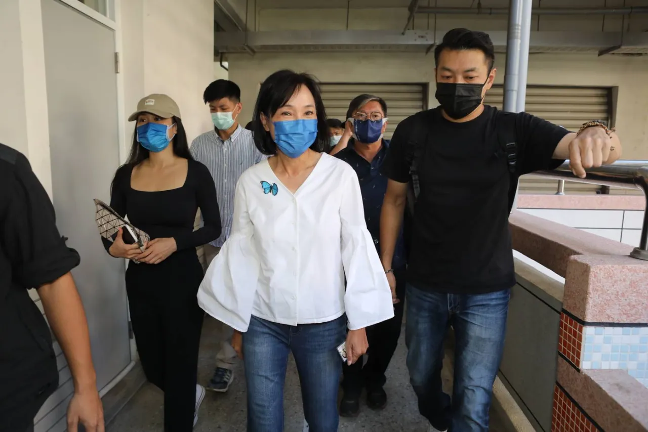 柯志恩今一席白上衣、牛仔褲,在女兒洪均(左)的陪同下前往七賢國小投票。羅琦文攝
