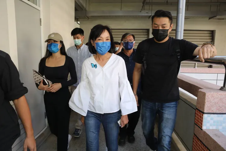 柯志恩今一席白上衣、牛仔褲，在女兒洪均（左）的陪同下前往七賢國小投票。羅琦文攝