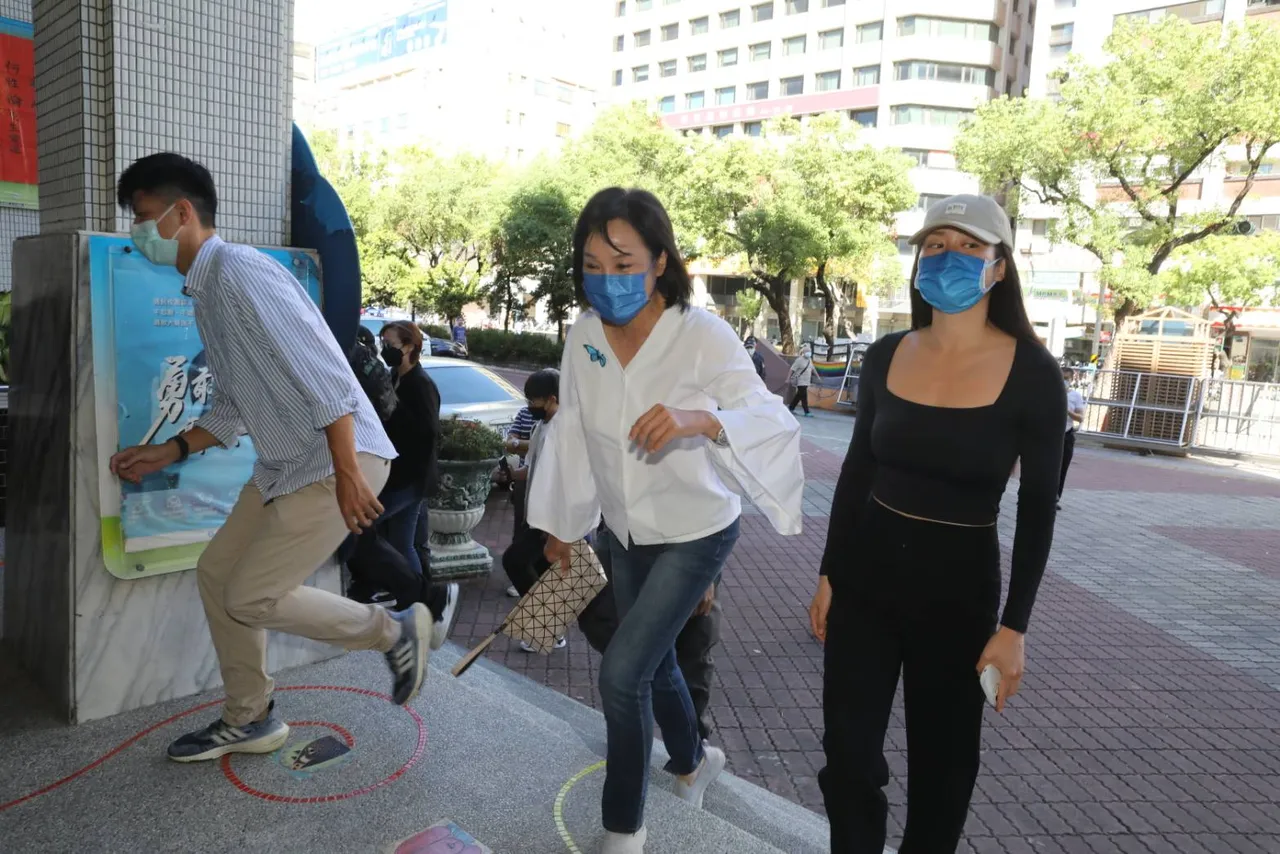 柯志恩今一席白上衣、牛仔褲,在女兒洪均陪同下前往七賢國小投票。羅琦文攝