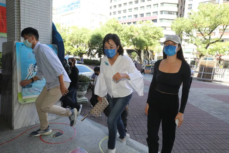 柯志恩今一席白上衣、牛仔褲，在女兒洪均陪同下前往七賢國小投票。羅琦文攝