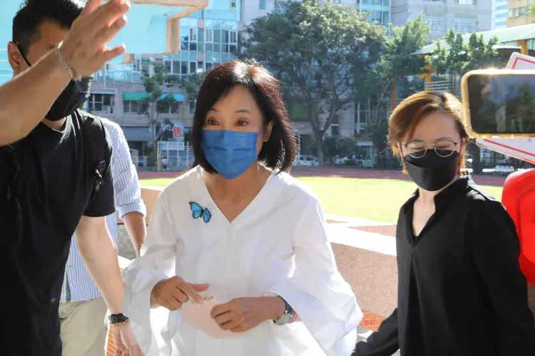 柯志恩今到七賢國小投票。羅琦文攝