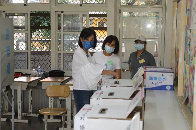 柯志恩今到七賢國小投票。羅琦文攝