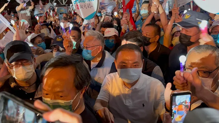 侯友宜大進場，支持者夾道歡迎。曾佳俊攝