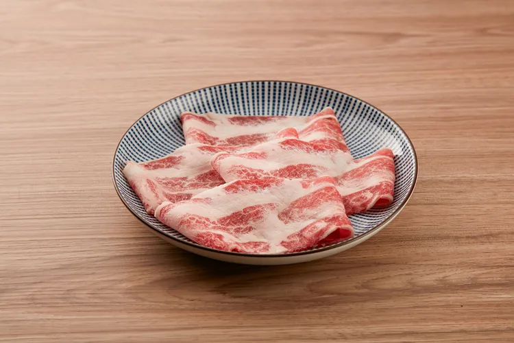 即日起-11/30至黑毛屋本家消費個人鍋物套餐，每人滿1111元可兌換「伊比利豬」1份，價值380元。業者提供