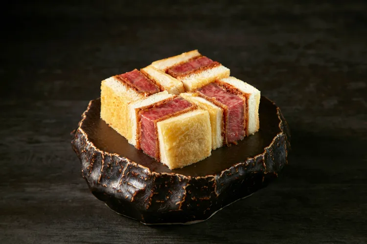 即日起-11/30至老乾杯消費滿2222元，可獲得「和牛三明治」1份，價值680元。業者提供