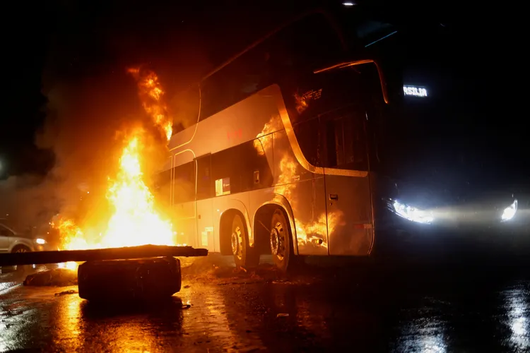 博爾索納羅的支持者燒輪胎抗議選舉結果。路透社