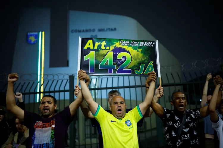 示威者高舉寫有「142」的布條，引述巴西憲法第142條，要求「三軍部隊干預」選舉結果。路透社