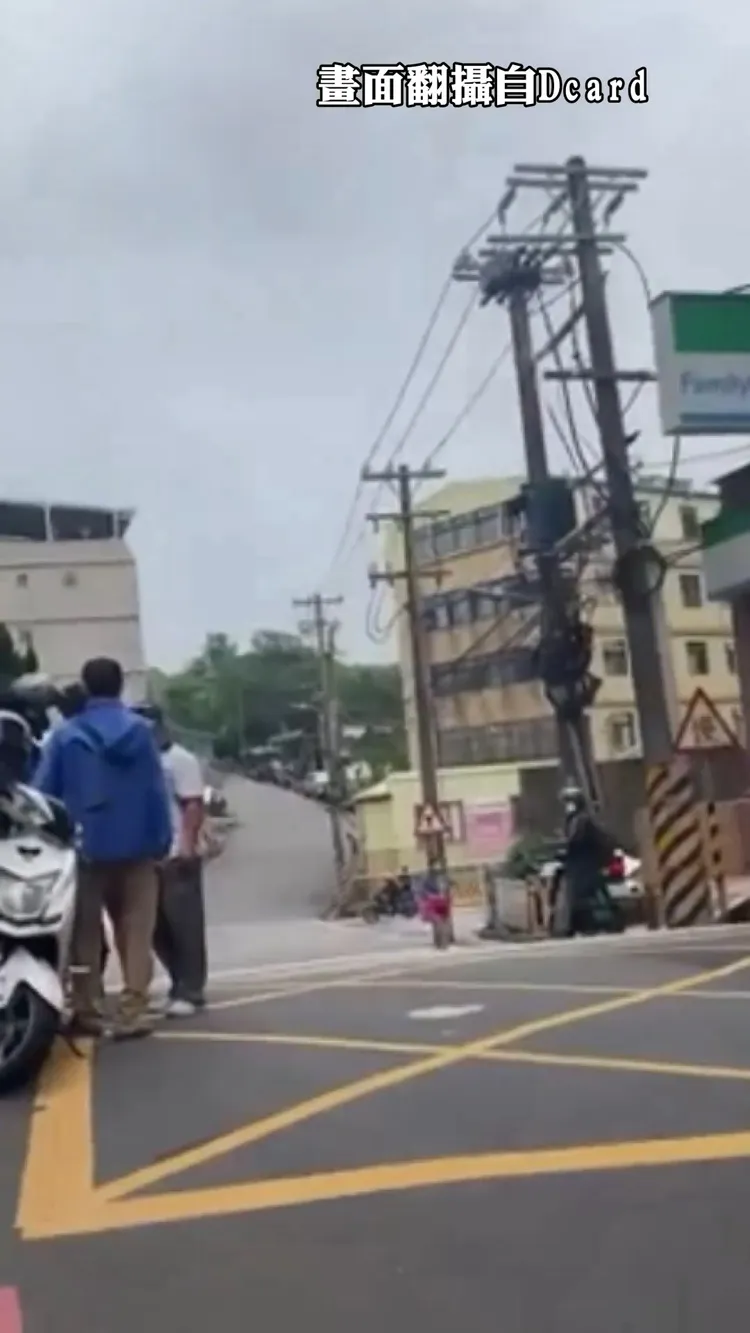 許多熱心路人上前解圍，還有一位阿北對著渣男破口大罵「真的是畜生」。引自Dcard