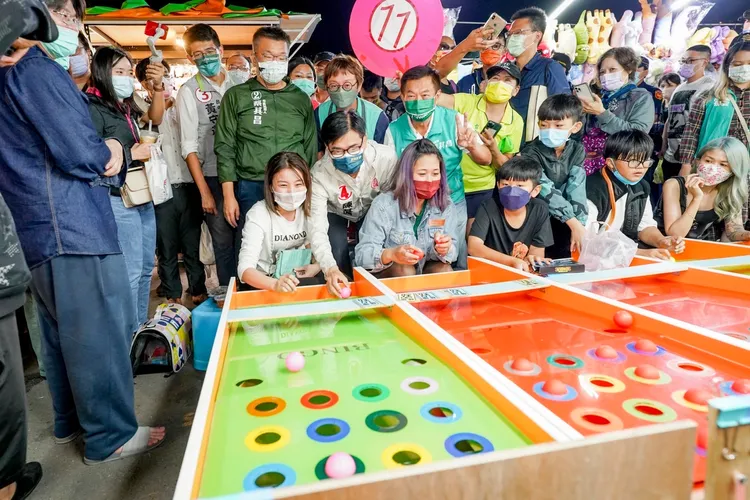 陳其邁、蔡其昌和民眾玩滾球遊戲。蔡其昌總部提供