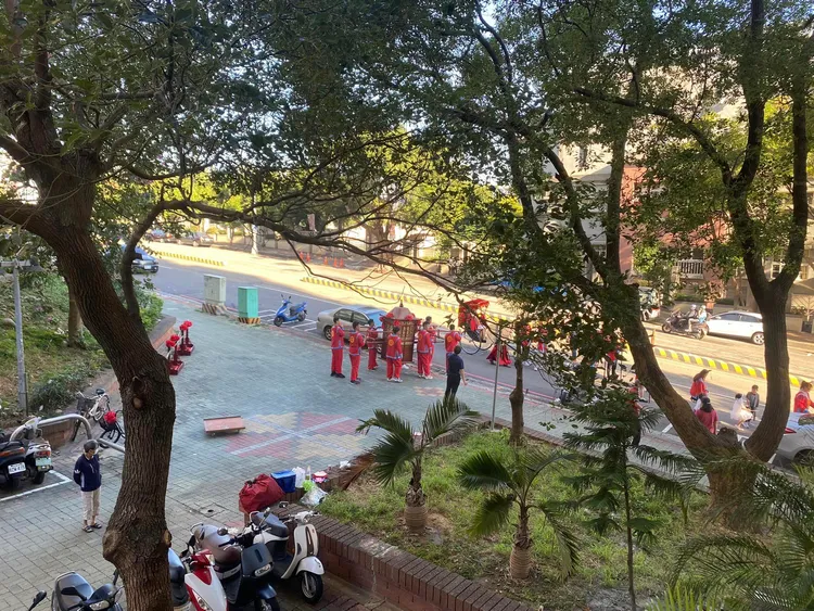 有民眾在台中國安國宅路上，驚見「中式扛轎迎親」感到有趣。翻攝路上觀察學院社團