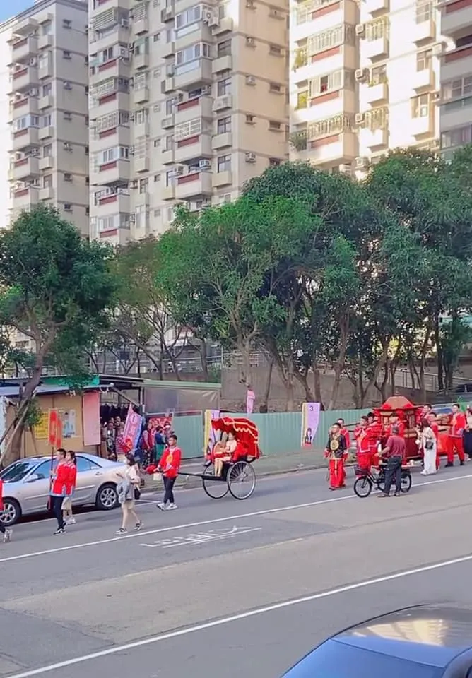 還有民眾補上照片寫道：「同一隊，非常誠意十足。」翻攝路上觀察學院