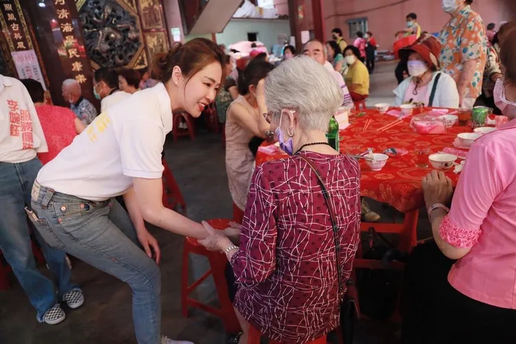 李婉鈺選前勤跑基層，向選民尋求支持。李婉鈺競總提供