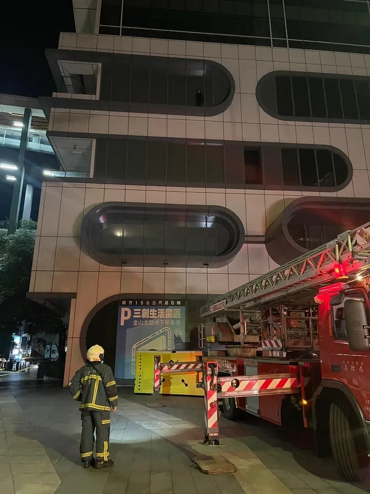 消防人員在下方鋪設軟墊。翻攝畫面