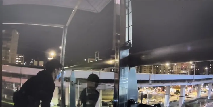 警方安撫黃女情緒，爭取消防人員鋪設軟墊時間。翻攝畫面