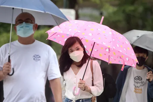 加件外套！今起全台轉雨濕涼到周末　「這幾區有大雨」北東降7°C