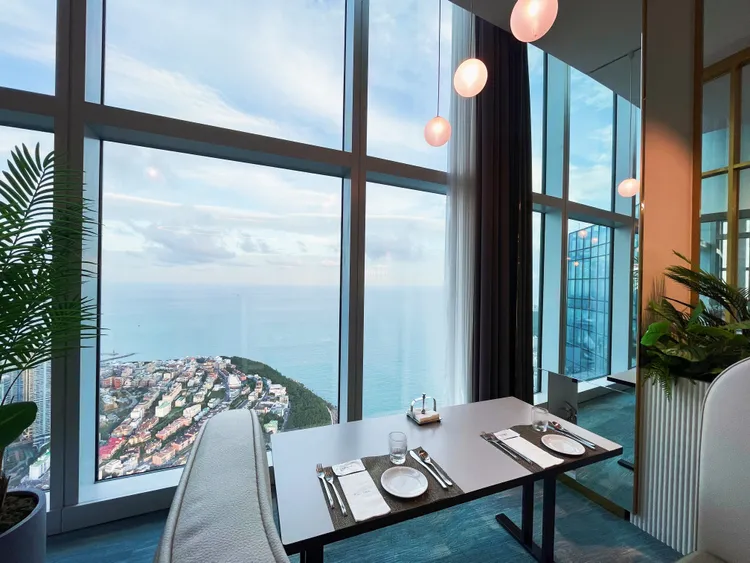 餐廳空間以大片落地窗打造，視野相當好。黃盈甄攝