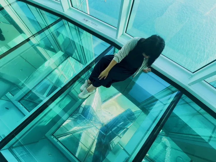 100樓空間內還規劃有透明地板的玻璃廊道，挑戰旅人們的視覺神經。黃盈甄攝